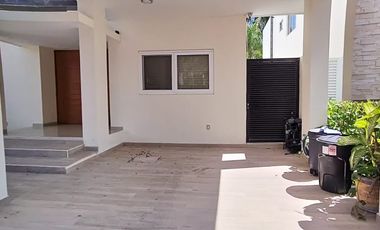 Residencial Cumbres: Casa con 18 paneles solares / Home with 18 solar panels