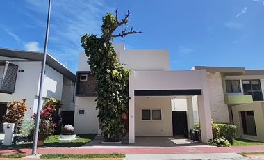 Residencial Cumbres: Casa con 18 paneles solares / Home with 18 solar panels