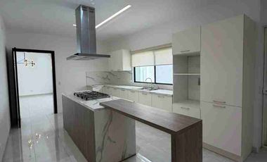 Casa en Alquiler de Estreno en Urb. Riona