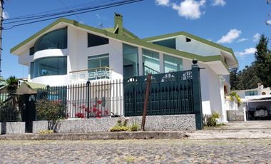 ¡OPORTUNIDAD!, en el Club Los Chillos vendo propiedad de 1125m2 de terreno y 460m2 de construcción