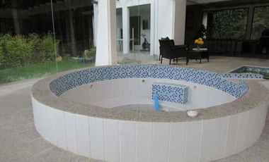 lujosa Y Ammplia Propiedad dentro de Exclusivq Urbanización