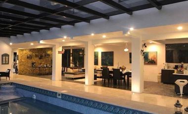 lujosa Y Ammplia Propiedad dentro de Exclusivq Urbanización