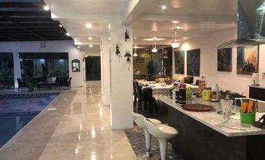 lujosa Y Ammplia Propiedad dentro de Exclusivq Urbanización