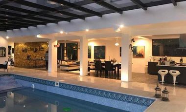 lujosa Y Ammplia Propiedad dentro de Exclusivq Urbanización