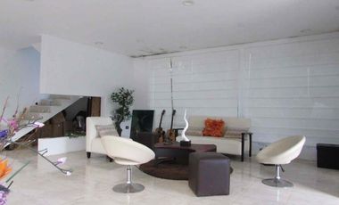 lujosa Y Ammplia Propiedad dentro de Exclusivq Urbanización