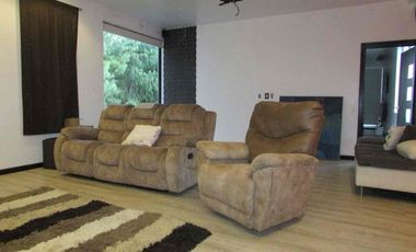 lujosa Y Ammplia Propiedad dentro de Exclusivq Urbanización