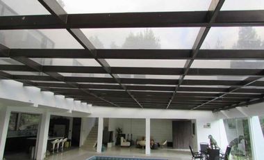 lujosa Y Ammplia Propiedad dentro de Exclusivq Urbanización