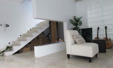 lujosa Y Ammplia Propiedad dentro de Exclusivq Urbanización