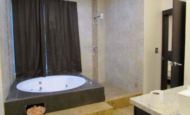 lujosa Y Ammplia Propiedad dentro de Exclusivq Urbanización