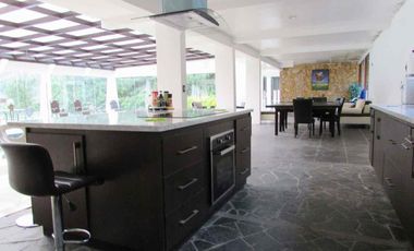 lujosa Y Ammplia Propiedad dentro de Exclusivq Urbanización