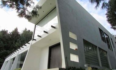 lujosa Y Ammplia Propiedad dentro de Exclusivq Urbanización