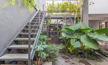 CASA SOLA COMO DE REVISTA, EXCELENTE UBICACION