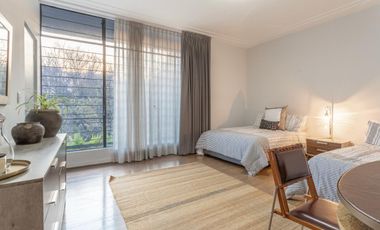 CASA SOLA COMO DE REVISTA, EXCELENTE UBICACION