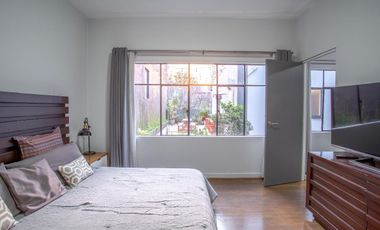 CASA SOLA COMO DE REVISTA, EXCELENTE UBICACION