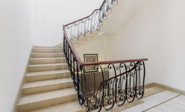 CASA SOLA COMO DE REVISTA, EXCELENTE UBICACION