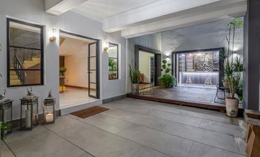 CASA SOLA COMO DE REVISTA, EXCELENTE UBICACION