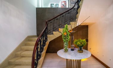 CASA SOLA COMO DE REVISTA, EXCELENTE UBICACION