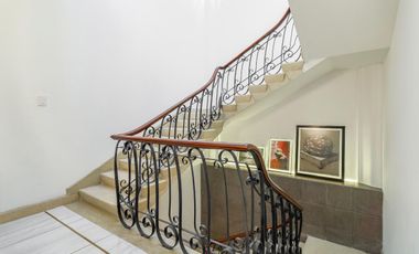 CASA SOLA COMO DE REVISTA, EXCELENTE UBICACION