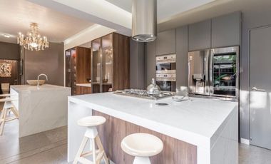 CASA SOLA COMO DE REVISTA, EXCELENTE UBICACION