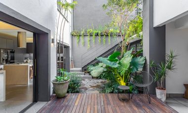 CASA SOLA COMO DE REVISTA, EXCELENTE UBICACION