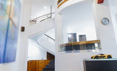 Casa Moderna con terraza y doble altura. Estacionamiento hasta para 6 coches.Jardines del Sol.