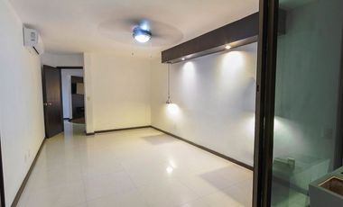Casa Moderna con terraza y doble altura. Estacionamiento hasta para 6 coches.Jardines del Sol.