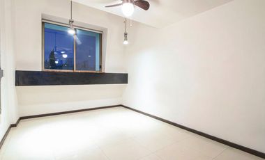 Casa Moderna con terraza y doble altura. Estacionamiento hasta para 6 coches.Jardines del Sol.
