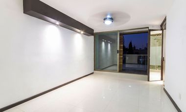 Casa Moderna con terraza y doble altura. Estacionamiento hasta para 6 coches.Jardines del Sol.