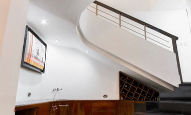 Casa Moderna con terraza y doble altura. Estacionamiento hasta para 6 coches.Jardines del Sol.