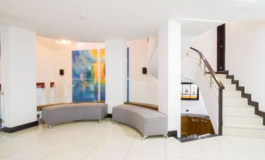 Casa Moderna con terraza y doble altura. Estacionamiento hasta para 6 coches.Jardines del Sol.