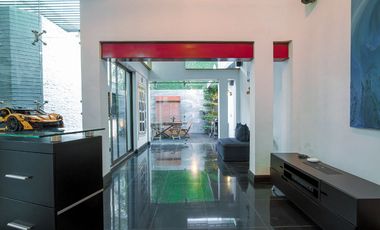 Casa Moderna con terraza y doble altura. Estacionamiento hasta para 6 coches.Jardines del Sol.