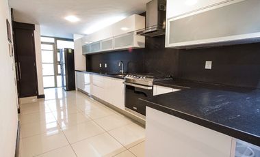 Casa Moderna con terraza y doble altura. Estacionamiento hasta para 6 coches.Jardines del Sol.