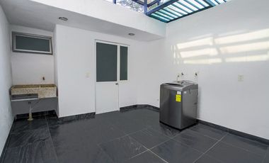 Casa Moderna con terraza y doble altura. Estacionamiento hasta para 6 coches.Jardines del Sol.