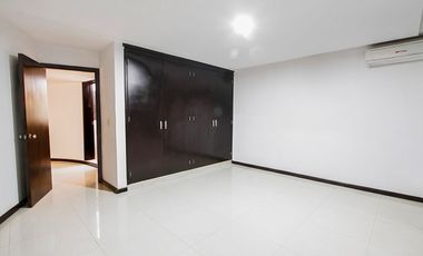 Casa Moderna con terraza y doble altura. Estacionamiento hasta para 6 coches.Jardines del Sol.