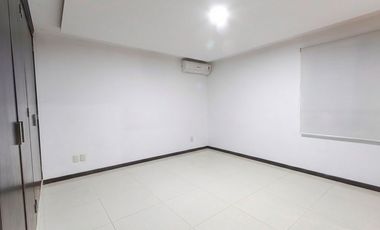 Casa Moderna con terraza y doble altura. Estacionamiento hasta para 6 coches.Jardines del Sol.