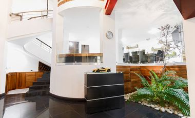 Casa Moderna con terraza y doble altura. Estacionamiento hasta para 6 coches.Jardines del Sol.