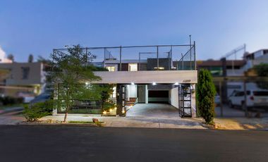 Casa Moderna con terraza y doble altura. Estacionamiento hasta para 6 coches.Jardines del Sol.