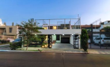 Casa Moderna con terraza y doble altura. Estacionamiento hasta para 6 coches.Jardines del Sol.