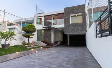 Casa Moderna con terraza y doble altura. Estacionamiento hasta para 6 coches.Jardines del Sol.
