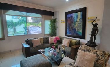 En venta amplia y hermosa casa  de 5 dormitorios frente al lago en La fontana, sector El Tornero, via a Samborondon