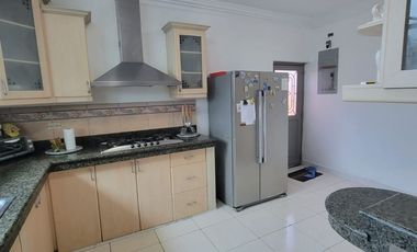 En venta amplia y hermosa casa  de 5 dormitorios frente al lago en La fontana, sector El Tornero, via a Samborondon