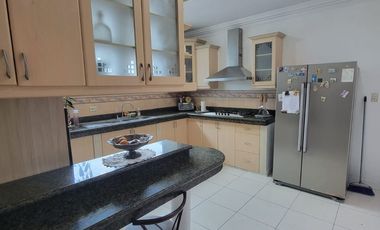 En venta amplia y hermosa casa  de 5 dormitorios frente al lago en La fontana, sector El Tornero, via a Samborondon