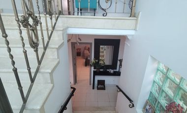 En venta amplia y hermosa casa  de 5 dormitorios frente al lago en La fontana, sector El Tornero, via a Samborondon