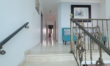 En venta amplia y hermosa casa  de 5 dormitorios frente al lago en La fontana, sector El Tornero, via a Samborondon