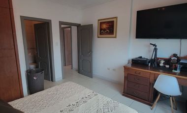 En venta amplia y hermosa casa  de 5 dormitorios frente al lago en La fontana, sector El Tornero, via a Samborondon