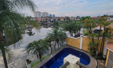 En venta amplia y hermosa casa  de 5 dormitorios frente al lago en La fontana, sector El Tornero, via a Samborondon