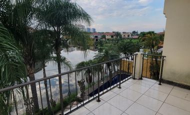 En venta amplia y hermosa casa  de 5 dormitorios frente al lago en La fontana, sector El Tornero, via a Samborondon