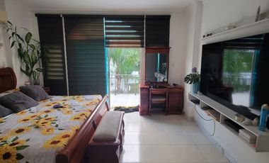 En venta amplia y hermosa casa  de 5 dormitorios frente al lago en La fontana, sector El Tornero, via a Samborondon