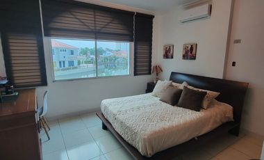 En venta amplia y hermosa casa  de 5 dormitorios frente al lago en La fontana, sector El Tornero, via a Samborondon
