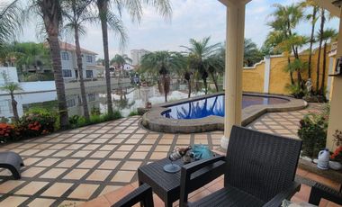 En venta amplia y hermosa casa  de 5 dormitorios frente al lago en La fontana, sector El Tornero, via a Samborondon